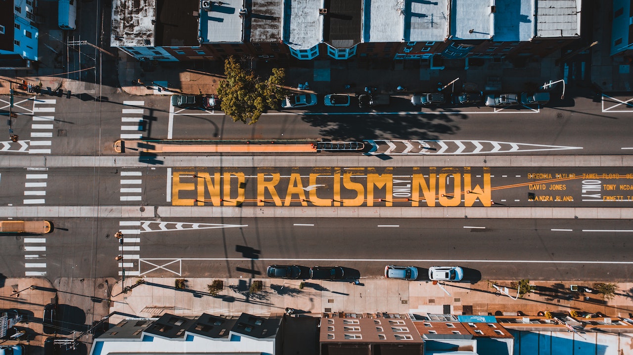 Die Bedeutung von Feminismus und Aktivismus in der Bekämpfung von Rassismus