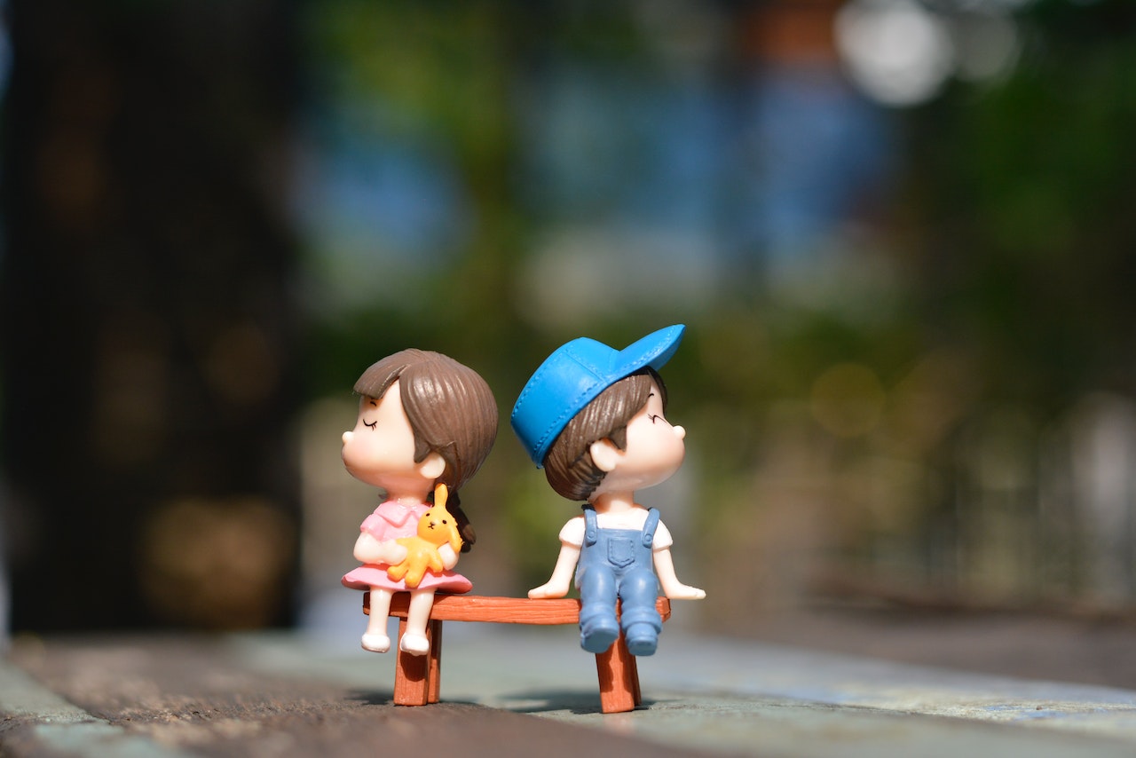 Mädchen und Junge Spielfiguren mit klassischen Gender Stereotypen